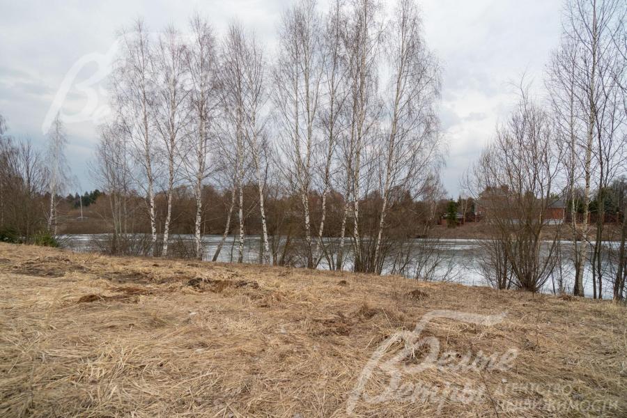 Вид на пруд, который открывается из окон дома, пруд - в 50 м от дома