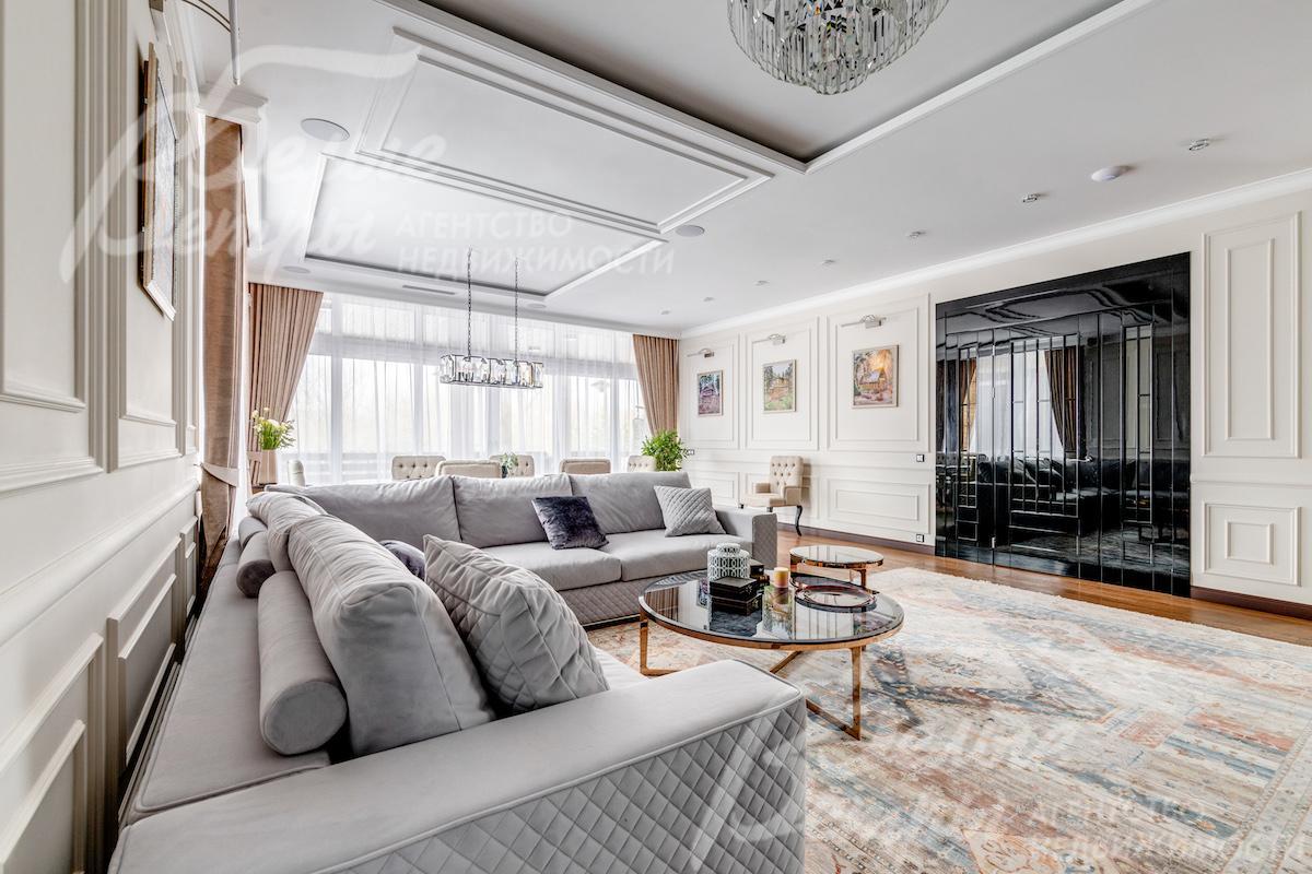 Гостиная в светлых пастельных тонах с выходом на террасу