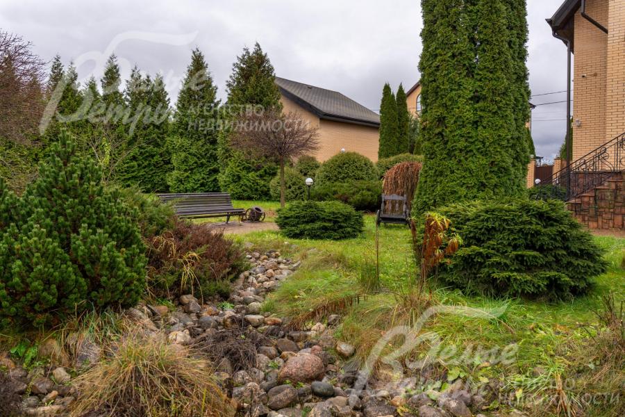  В зелёном оформлении сочетаются клёны Гобозо, декоративные ели, сосны, можжевельники