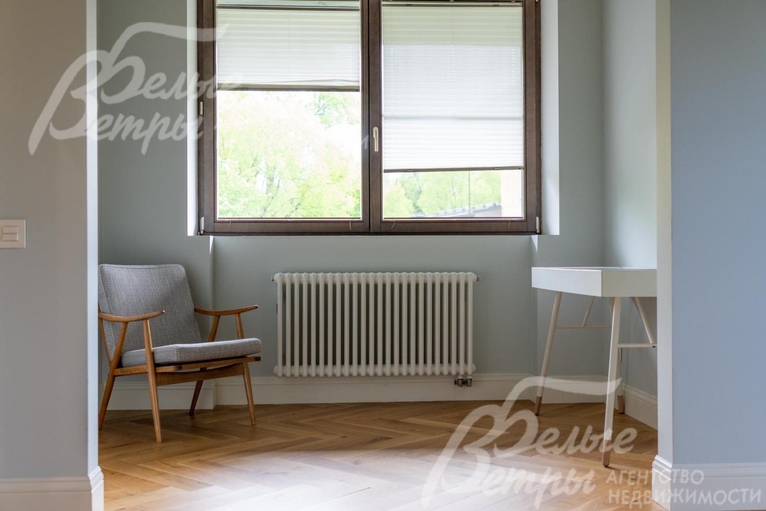 Выделенное пространство в мастер-спальне: может быть использовано как рабочая зона, зона отдыха или место для макияжа