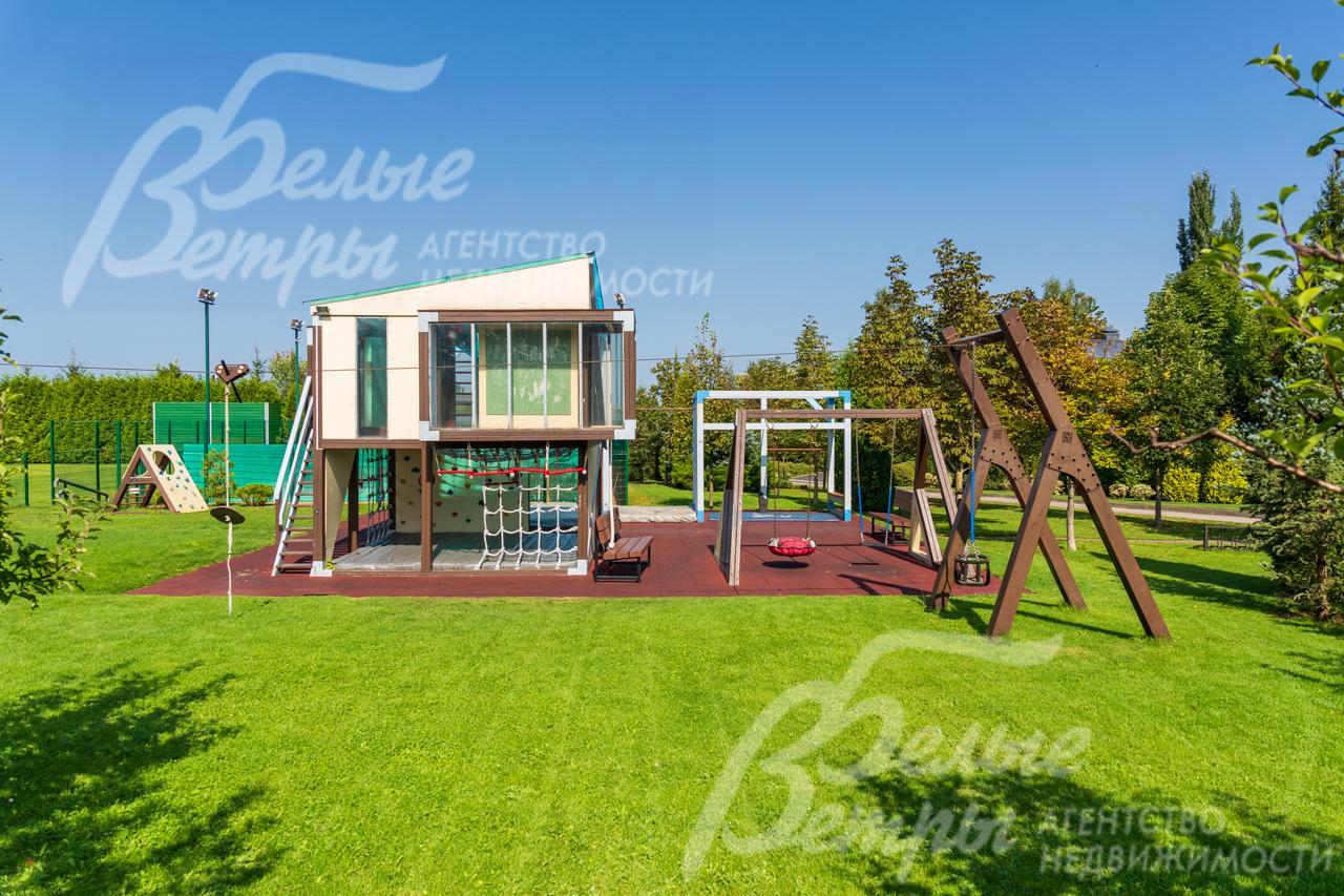 Детская площадка с множеством активити в поселке Варварино Эко.