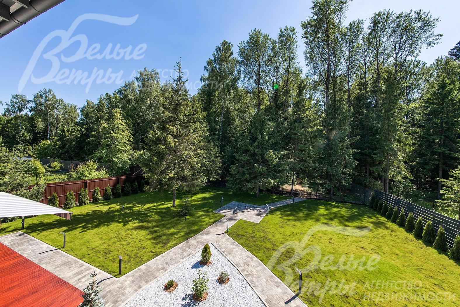 Участок огорожен по периметру, собственный выход в лес