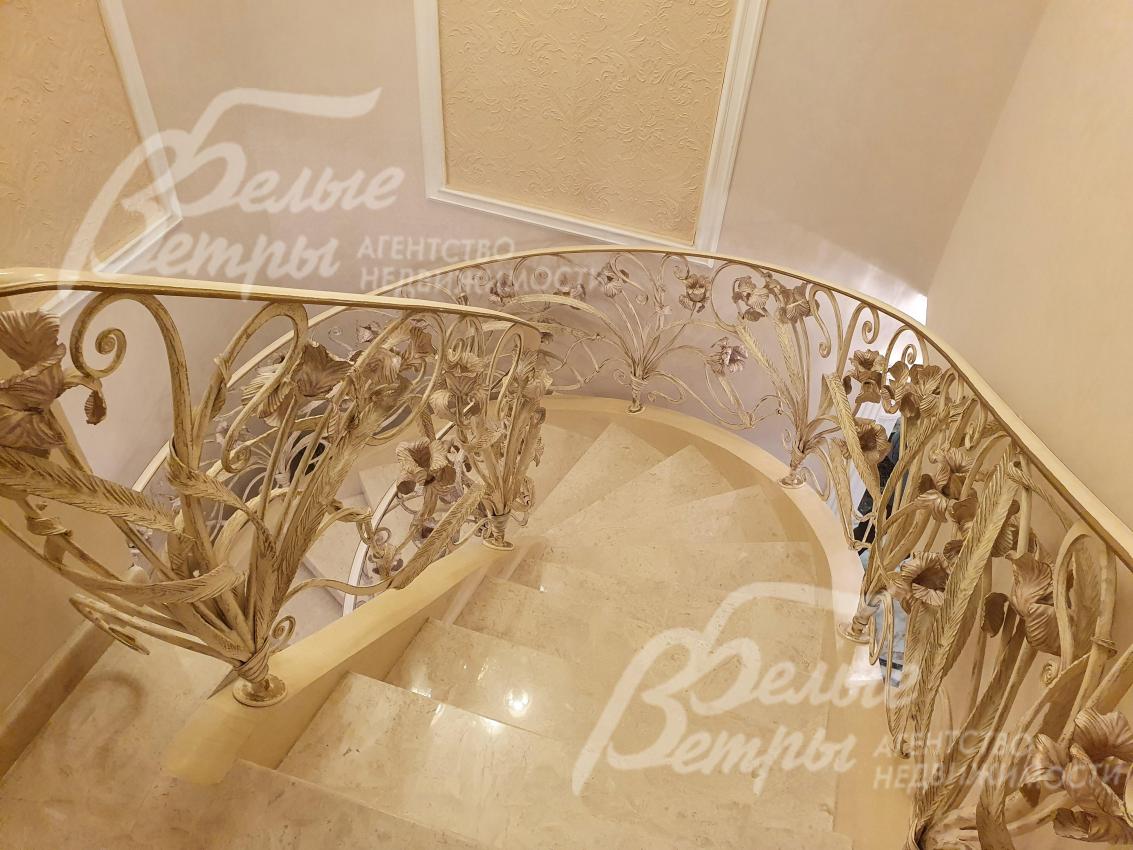 Мраморные широкие ступени на лестничном марше