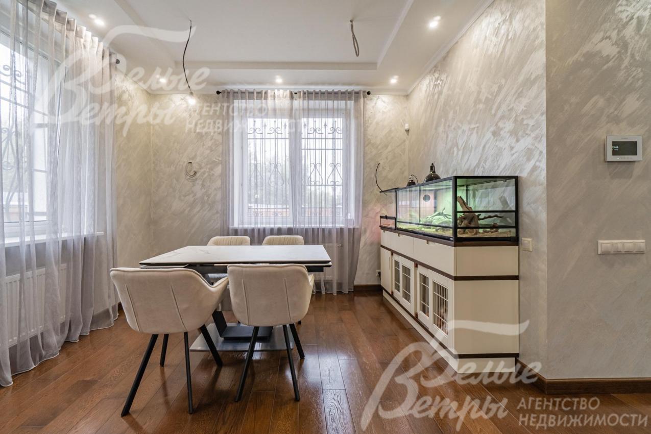 Стол в столовой раскладной до 8 персон со столешницей из керамогранита