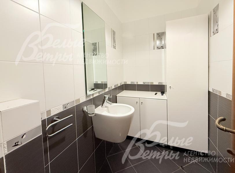 Один из санузлов: стены облицованы крупной контрастной плиткой