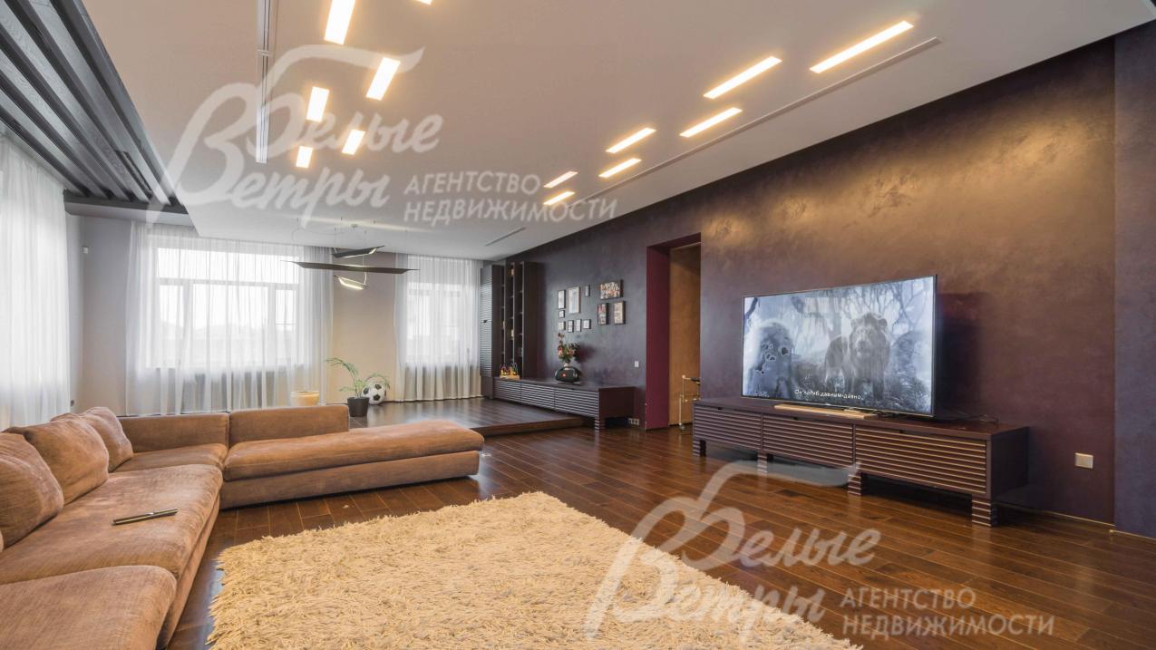 Гостиная 86 кв.м с камином из мрамора и с выходом в зимний сад