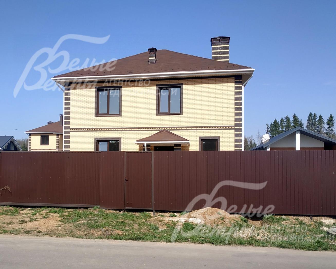 Участок огорожен по периметру забором из металлопрофиля