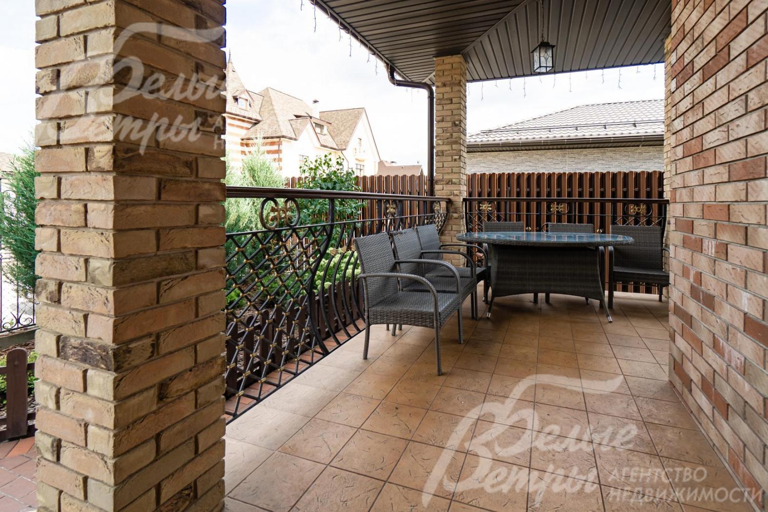 Просторная крытая терраса с мебелью