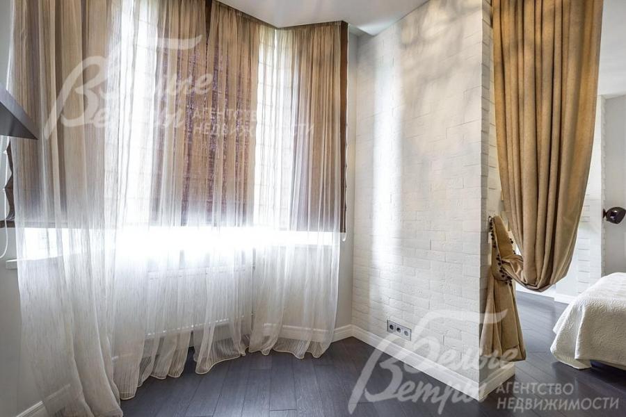 Электрокарнизы для штор с дистанционным управлением на 1ом и 2ом этажах.