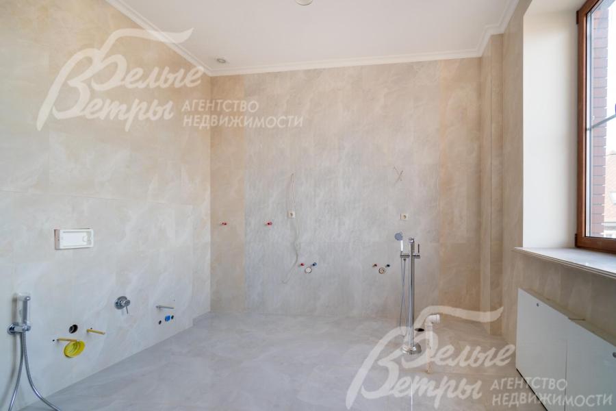 В санузле при матер-спальне спланирована душевая, ванна, унитаз, биде, двойная раковина