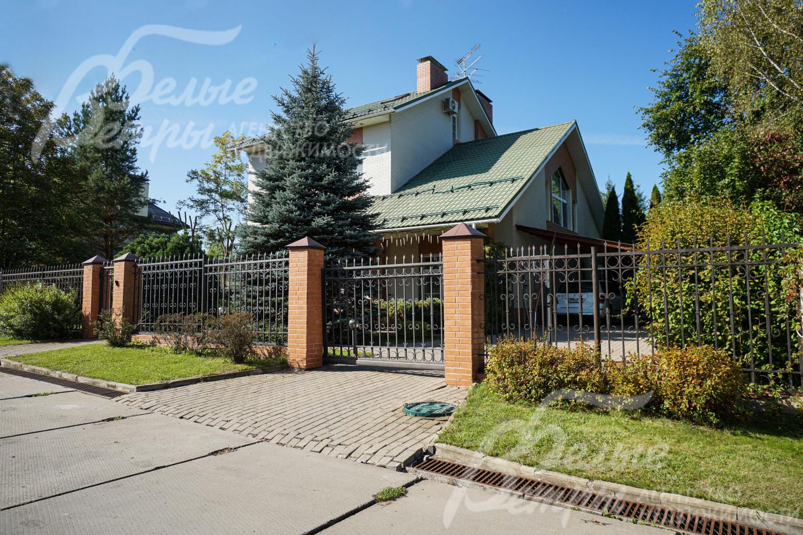 Участок расположен в середине коттеджного посёлка в 200 м от водоёма