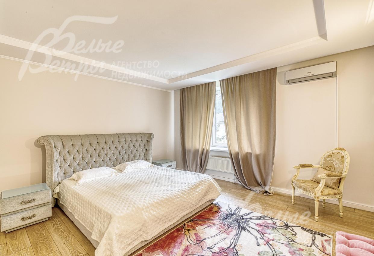 Мастер-спальня с мебельным гарнитуром в светлых тонах и в классическом стиле