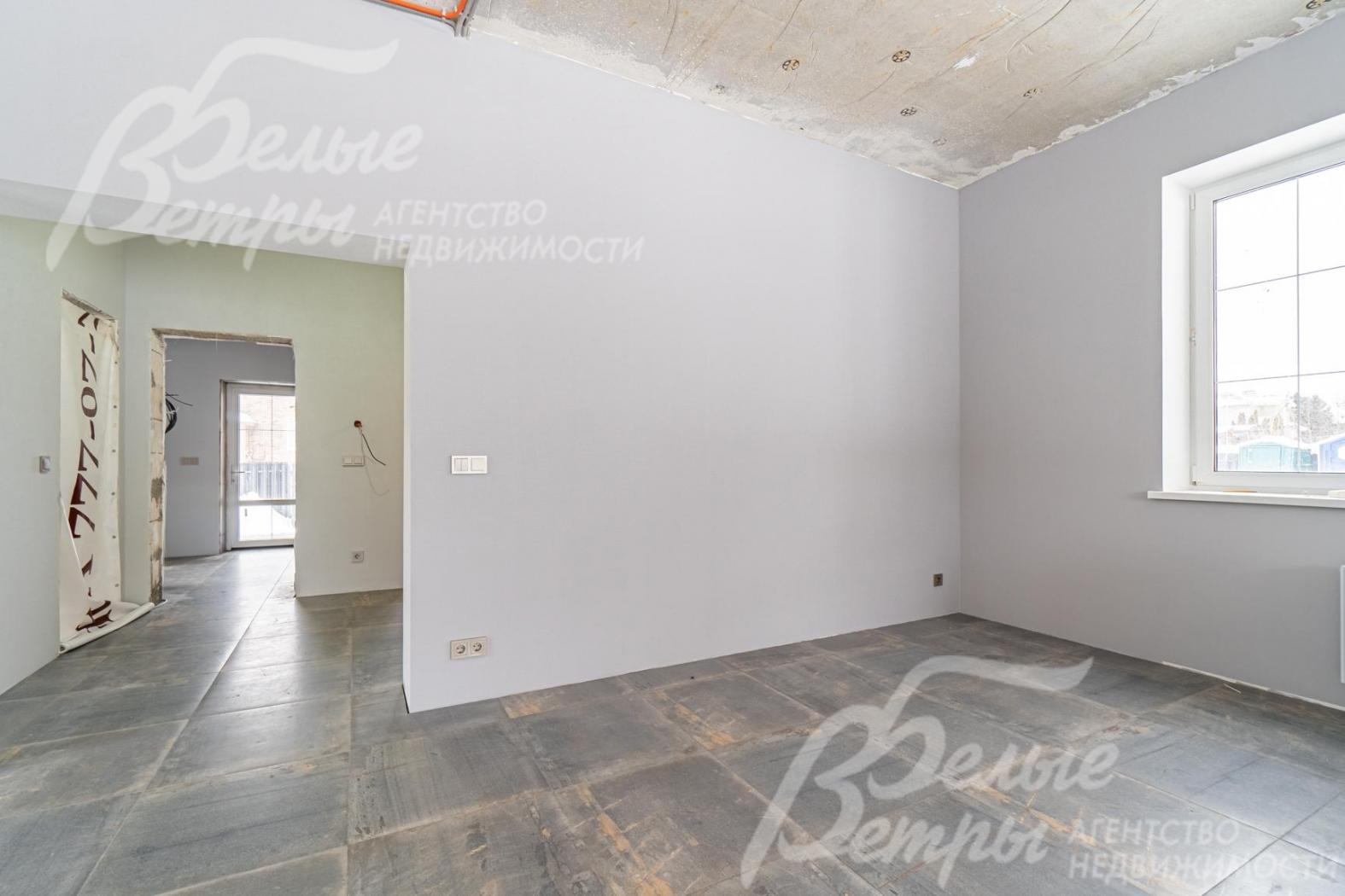 На полу плитка крупноформатная