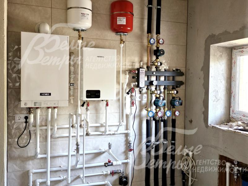 В котельной установлены газовый настенный котёл Viessmann Vitopend 100, резервный электрический котёл, бойлер