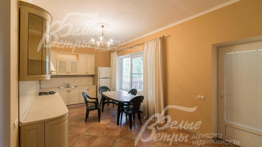 Стены под покраску, частично поклеены обои