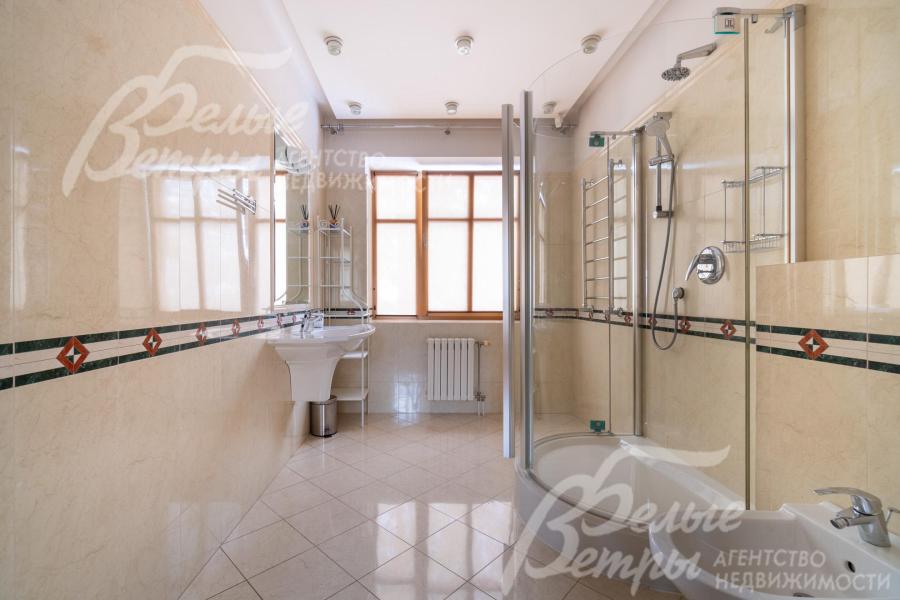 Просторный санузел на втором этаже с душевой: в санузлах установлена сантехника брендов Villeroy & Boch, Hatria и Huppe