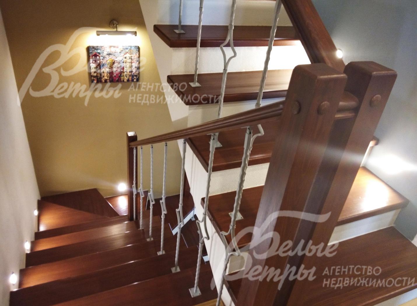 Лестничный марш из массива лиственницы с подсветкой