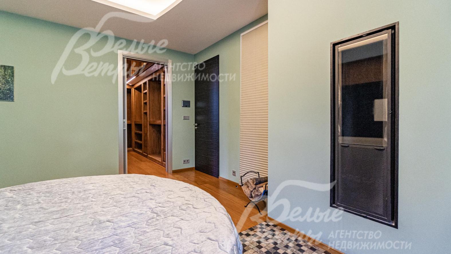 В главной спальне установлен камин Focus (Франция) 