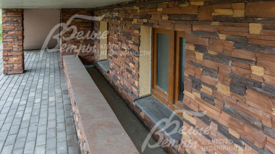 Цокольный этаж с окнами