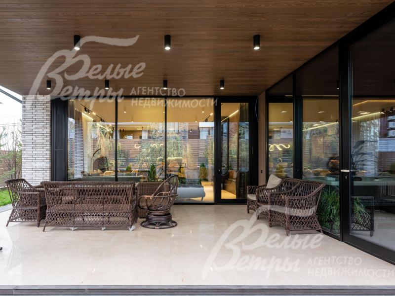 Уютная крытая терраса с освещением