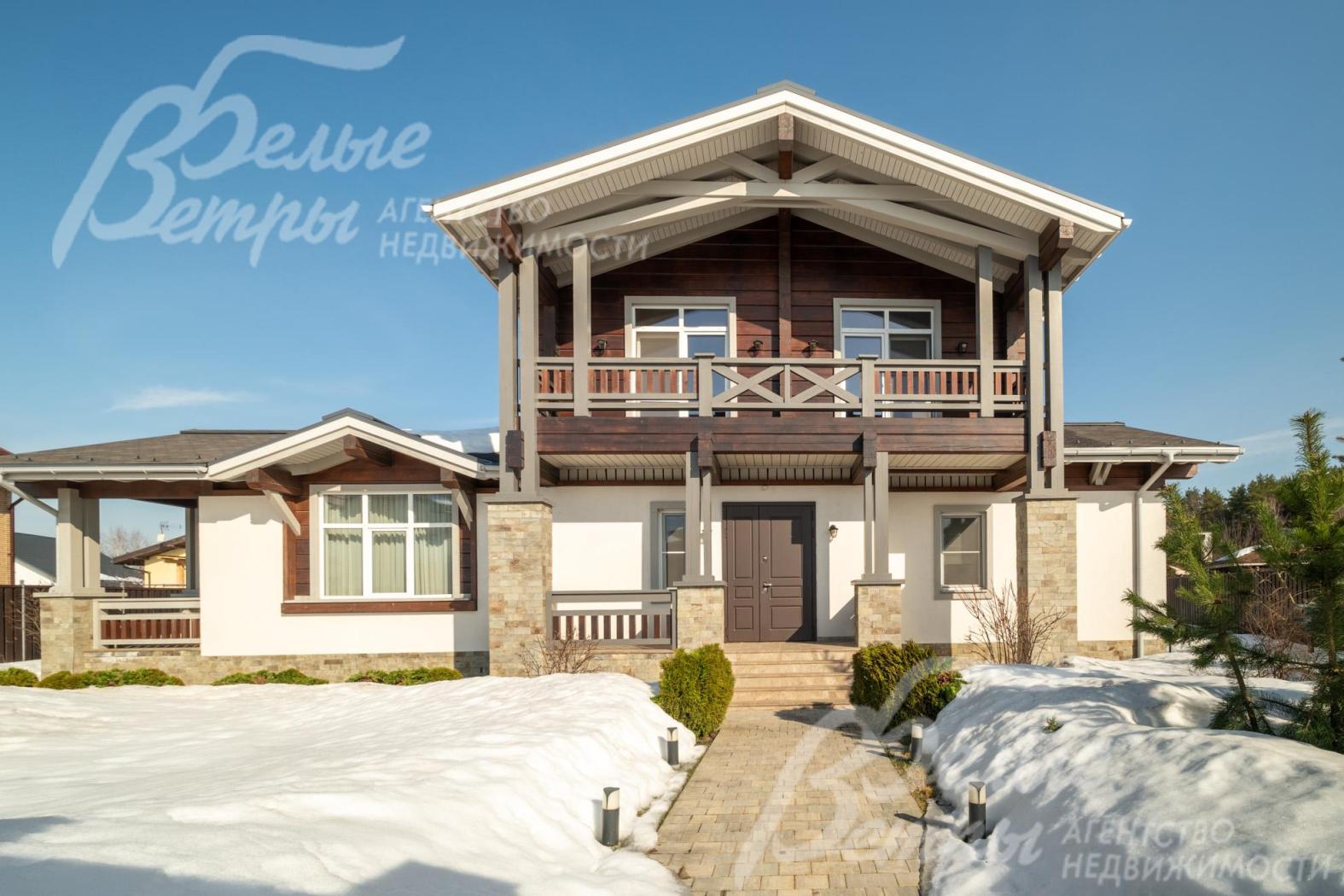 Дорожки выложены плиткой на бетонном основании, выполнены отмостка и дренаж