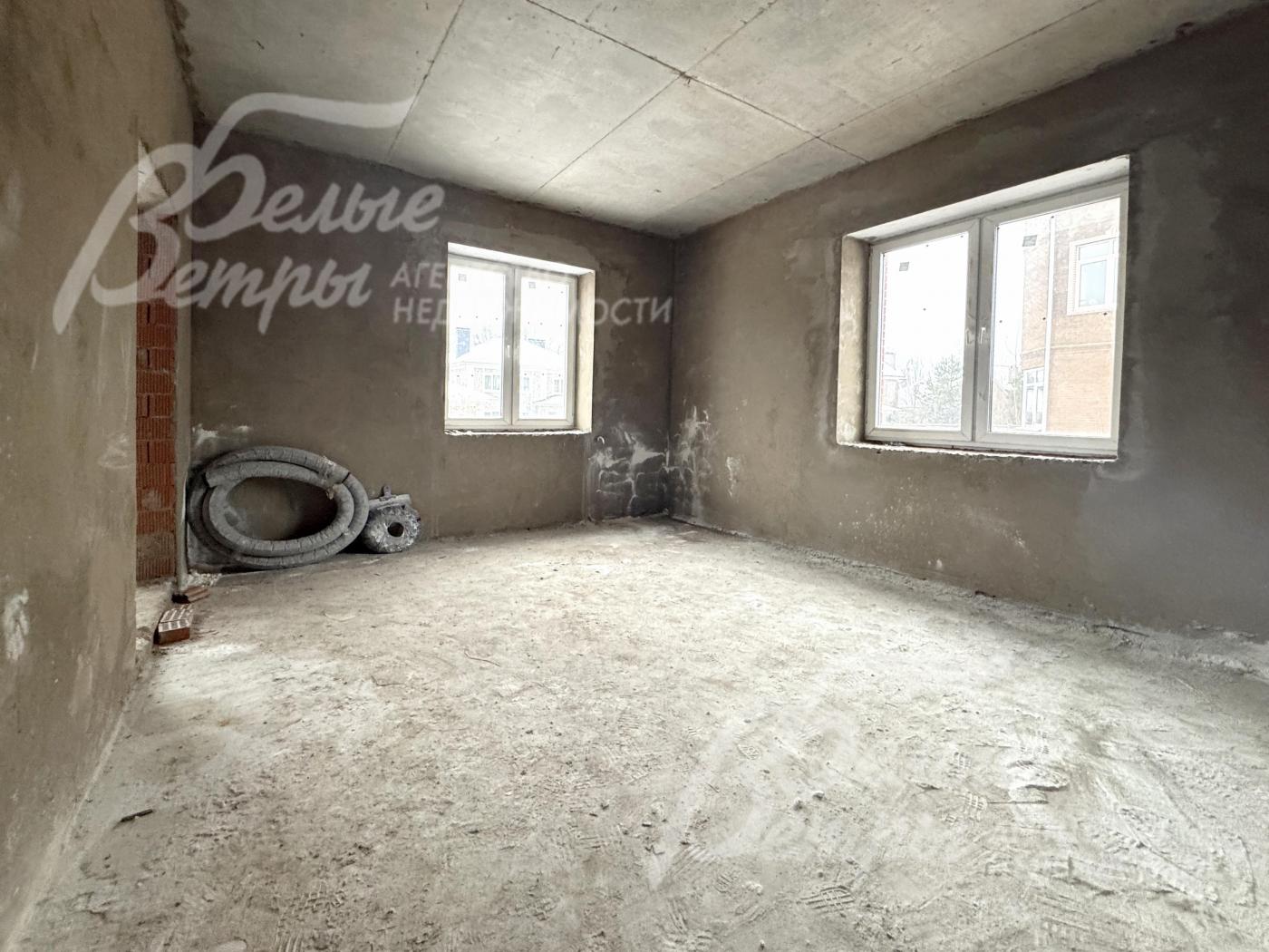 В доме установлены окна, разводка коммуникаций выполнена по границе участка