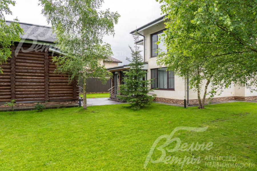 Дом стоит на облагороженном зелёном участке