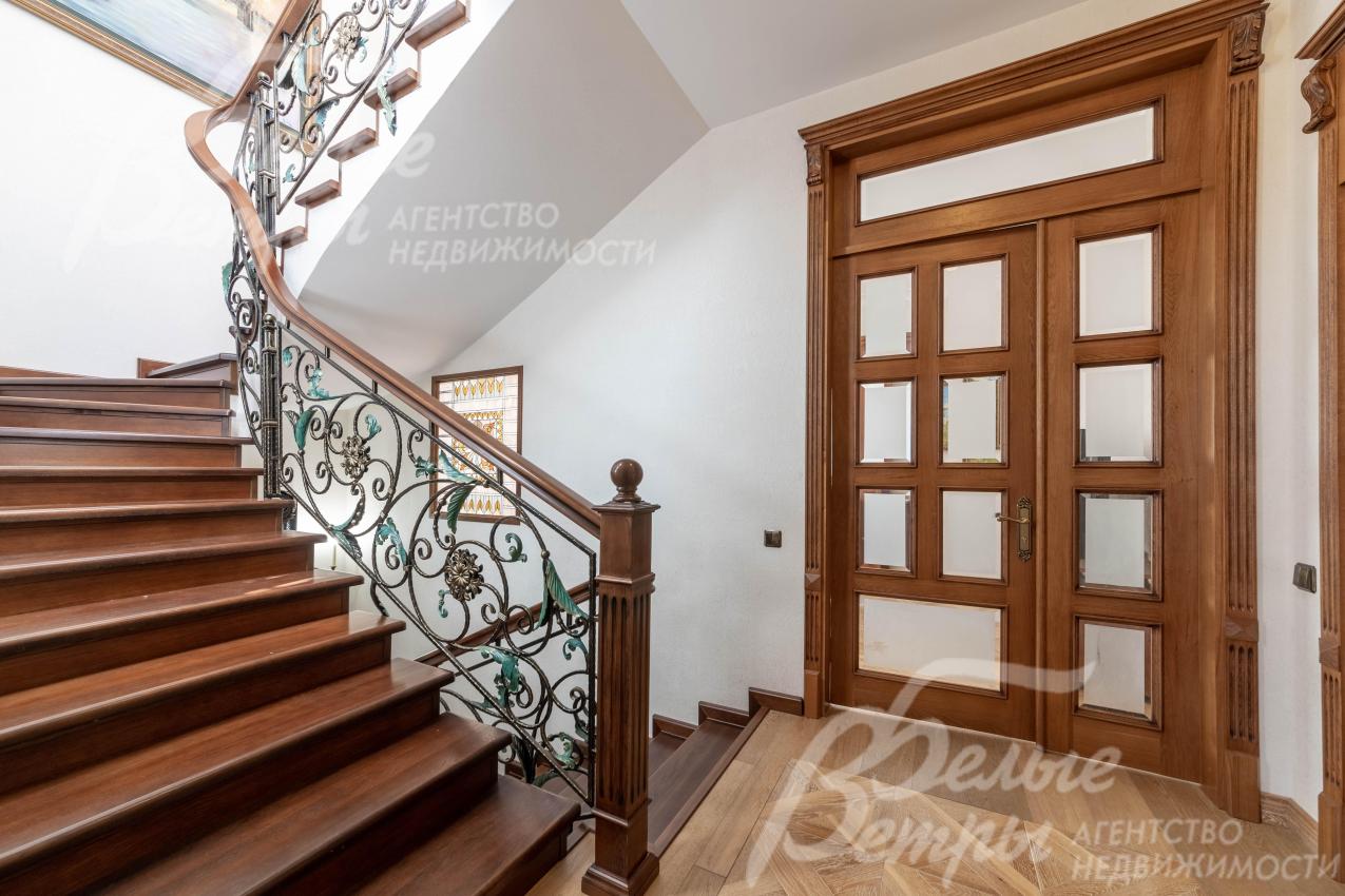 Лестничный холл 2го этажа