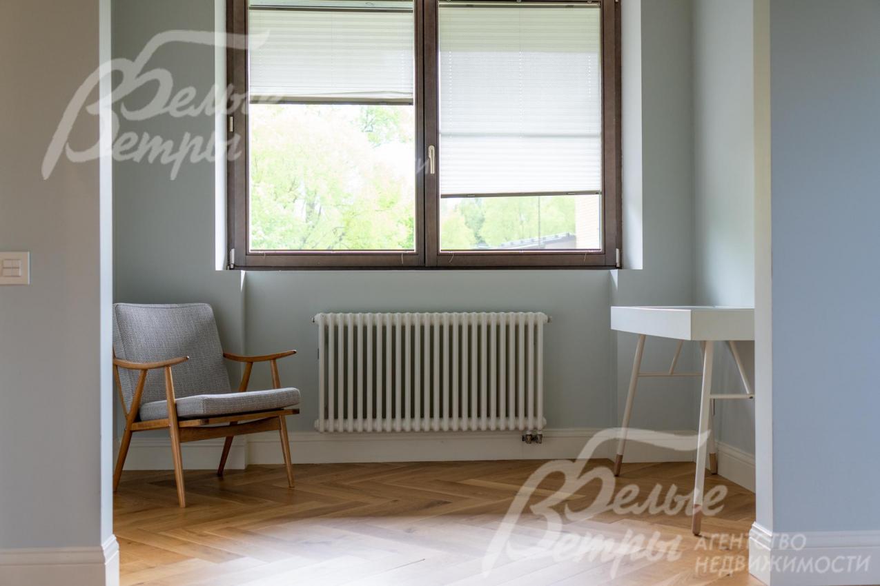 Выделенное пространство в мастер-спальне: может быть использовано как рабочая зона, зона отдыха или место для макияжа