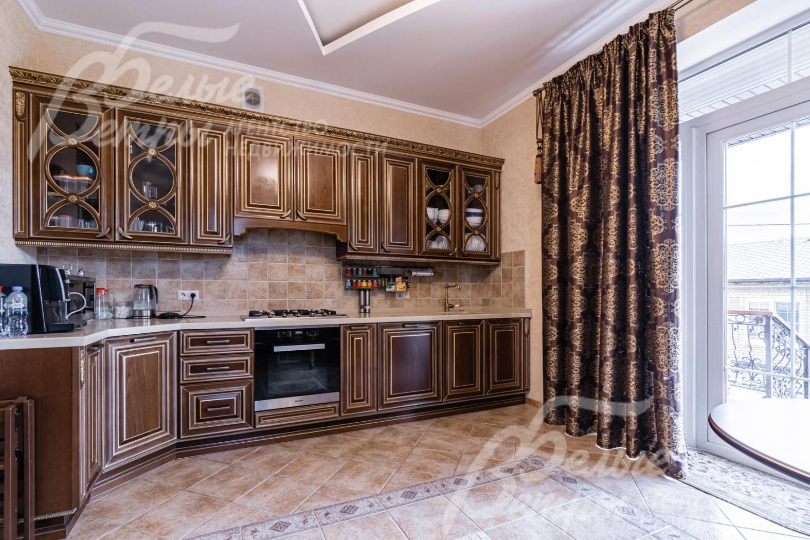 Кухня глубиной 75 см, в классическом стиле, фасады из массива, с резьбой 