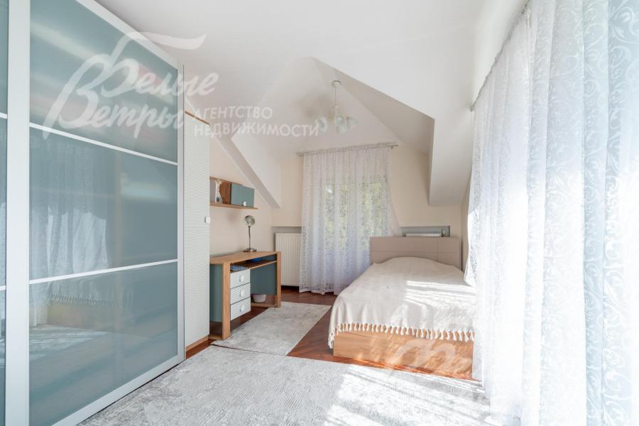 Светлая уютная спальня на втором этаже, оформленная в лёгком воздушном стиле