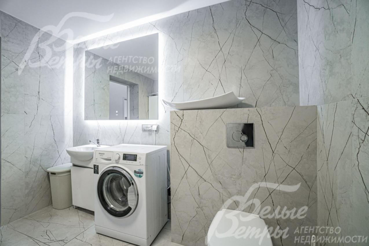 Санузел полностью отделан плиткой.