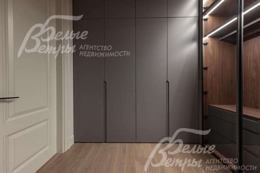 Гардеробная при входе