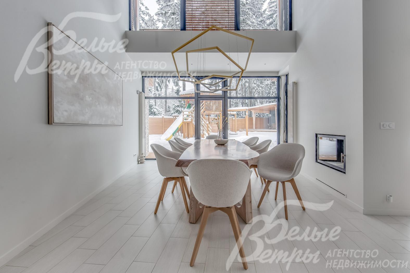 Столовая со вторым светом и выходом на участок