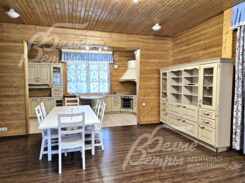 Столовый гарнитур на 6 персон.