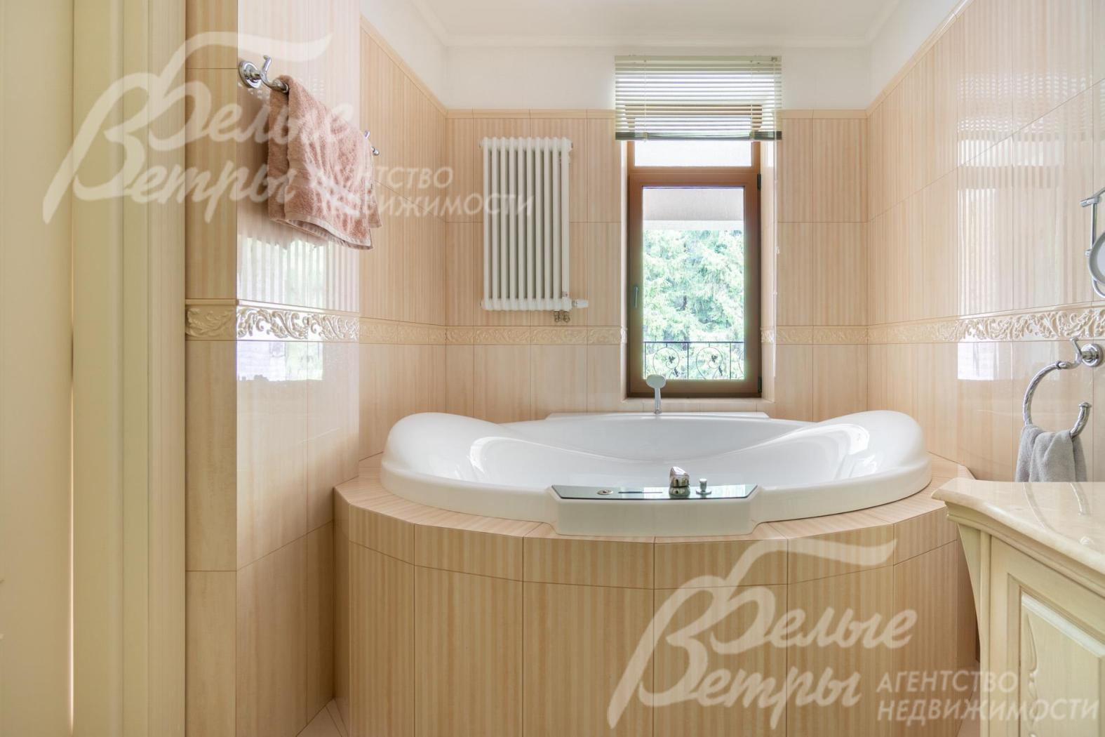 В санузле при мастер-спальни - джакузи с гидромассажем, расположенная у окна