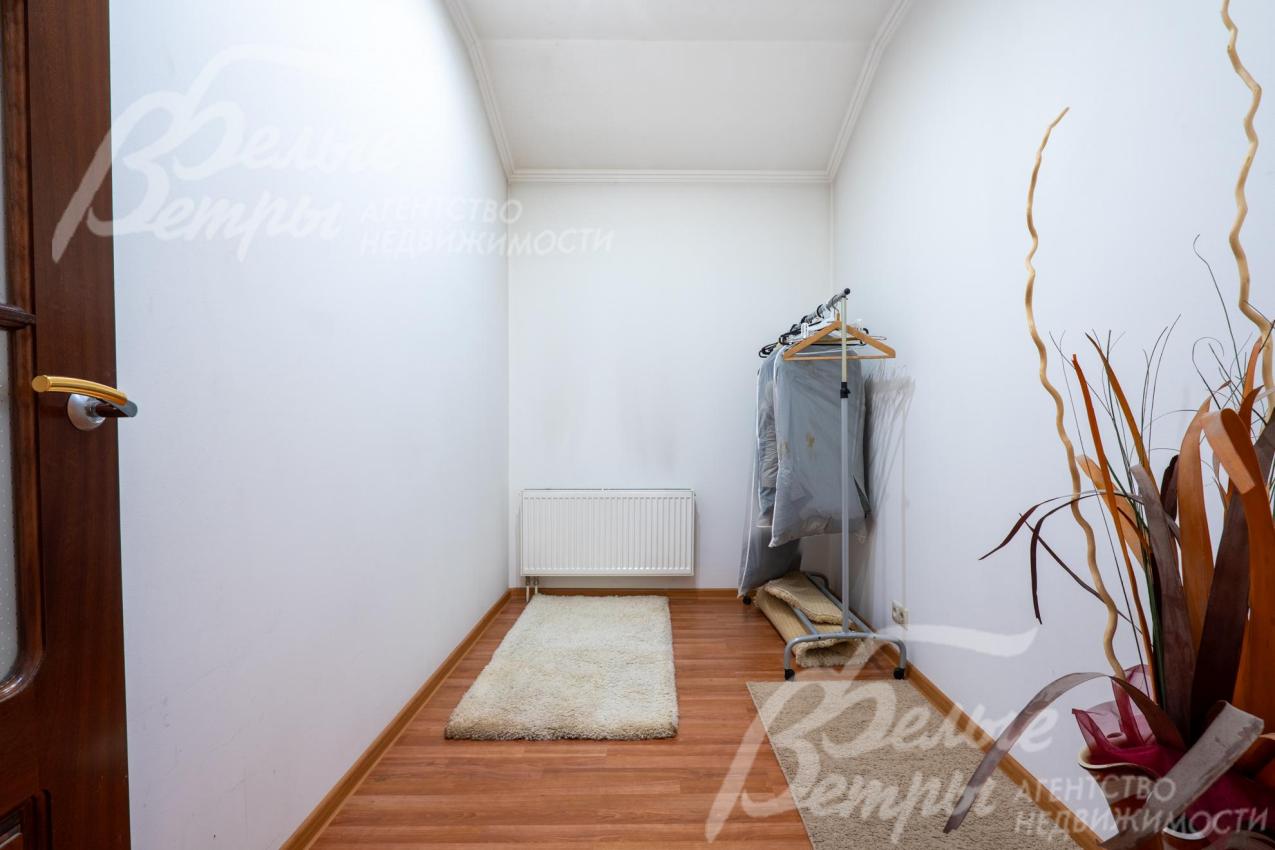 На втором этаже расположена большая гардеробная с напольной вешалкой