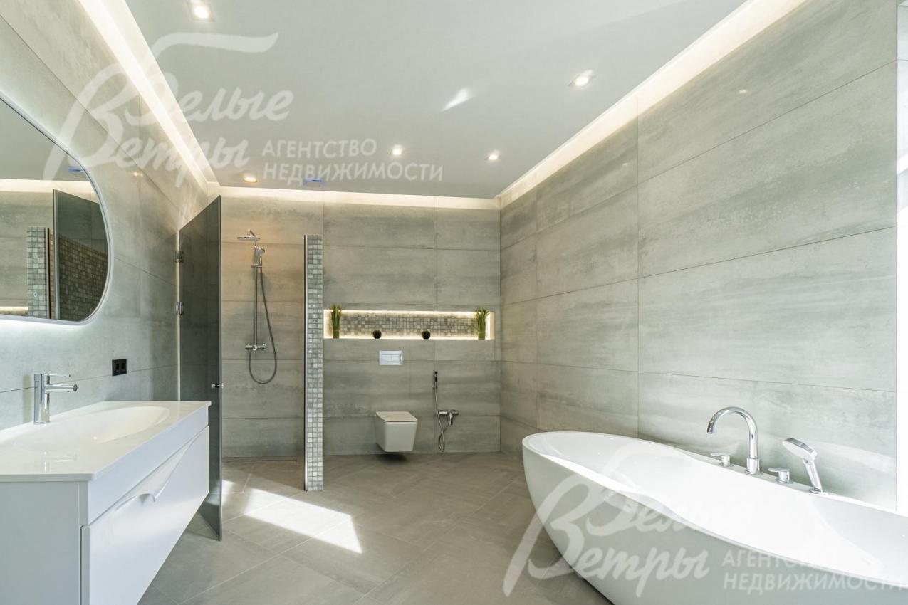 Санузел с ванной в хозяйской спальне. 