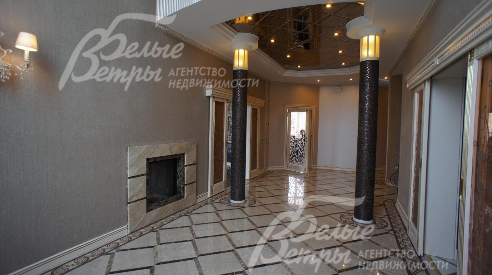 Пол на 1 этаже в холле, коридоре, столовой выложен тремя видами мрамора  - итальянский "Perlato", "Imperador Dark", "Light Imperador". Зона столовой с подсвечивающимися колоннами