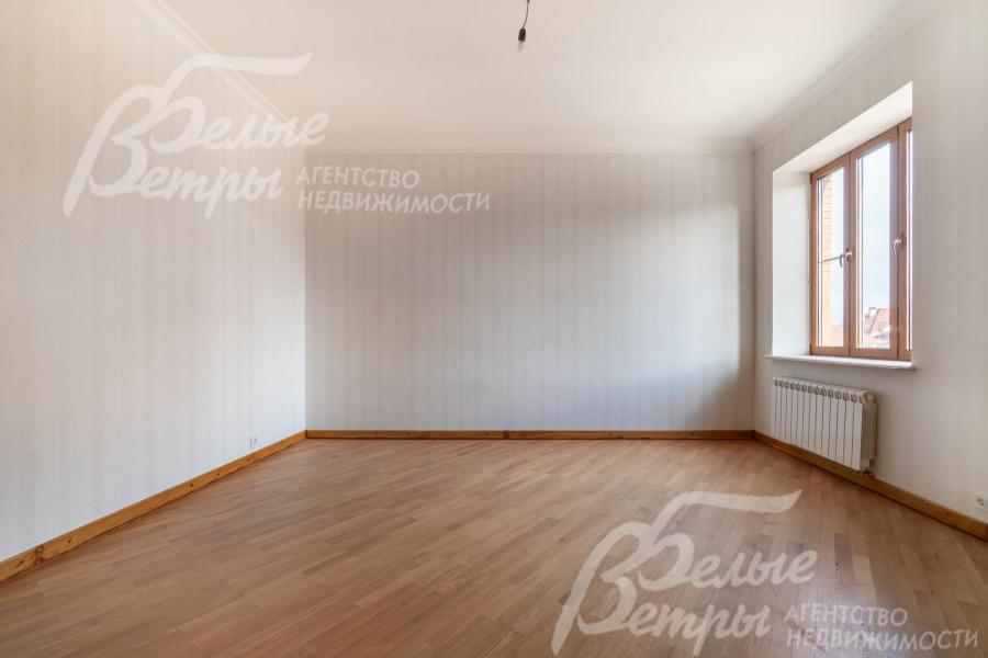 В доме высокие потолки, множество жилых комнат, в которых можно обустроить спальни, кабинеты или другие функциональные зоны