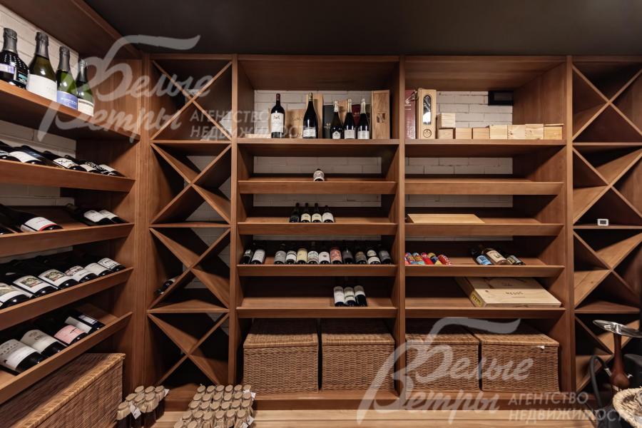 Винный погреб на 800 бутылок, мебель выполнена из ясеня.