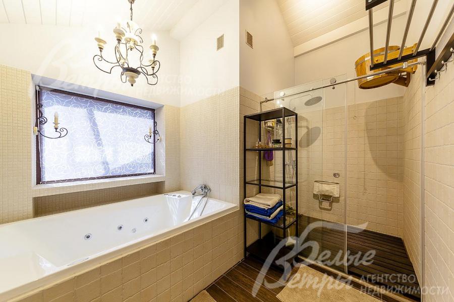 Санузел с ванной и душевой на первом этаже