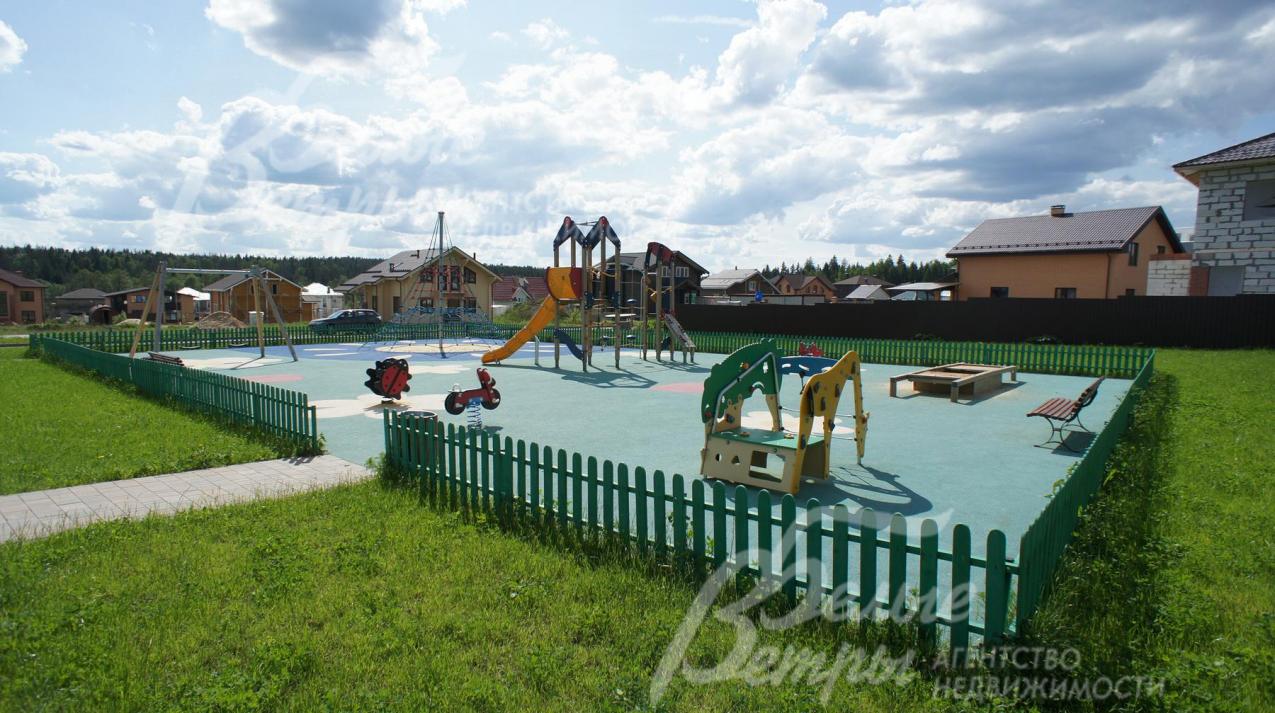 Детская площадка в коттеджном поселке Цветочный