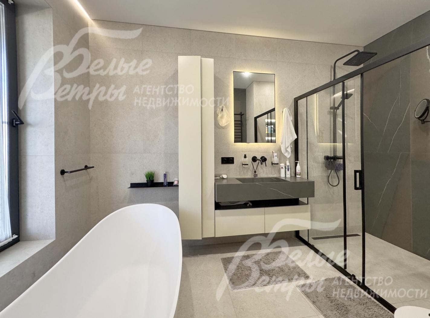 Санузел мастер-спальни - с ванной и душевой, в санузлах дома установлена мебель, выполненная на заказ