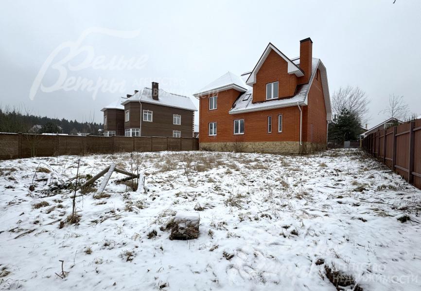 На участке площадью 7,6 соток можно возвести баню, беседку или обустроить детскую площадку и зону отдыха с мангалом и шезлонгами