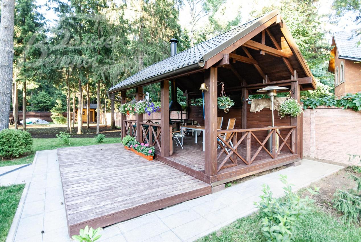 Деревянная крытая беседка-барбекю 20 кв.м с купольной печью-барбекю