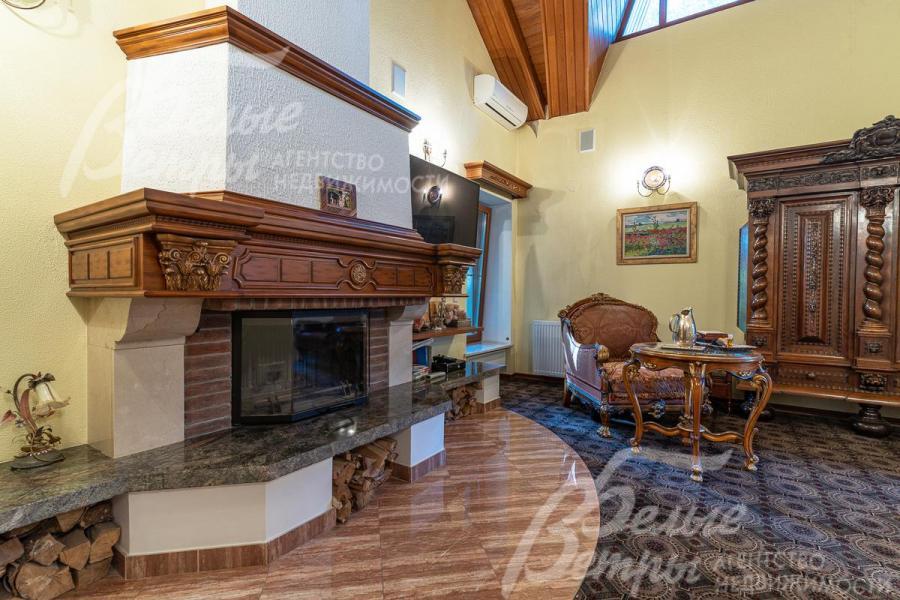 Камин в спальне на первом этаже