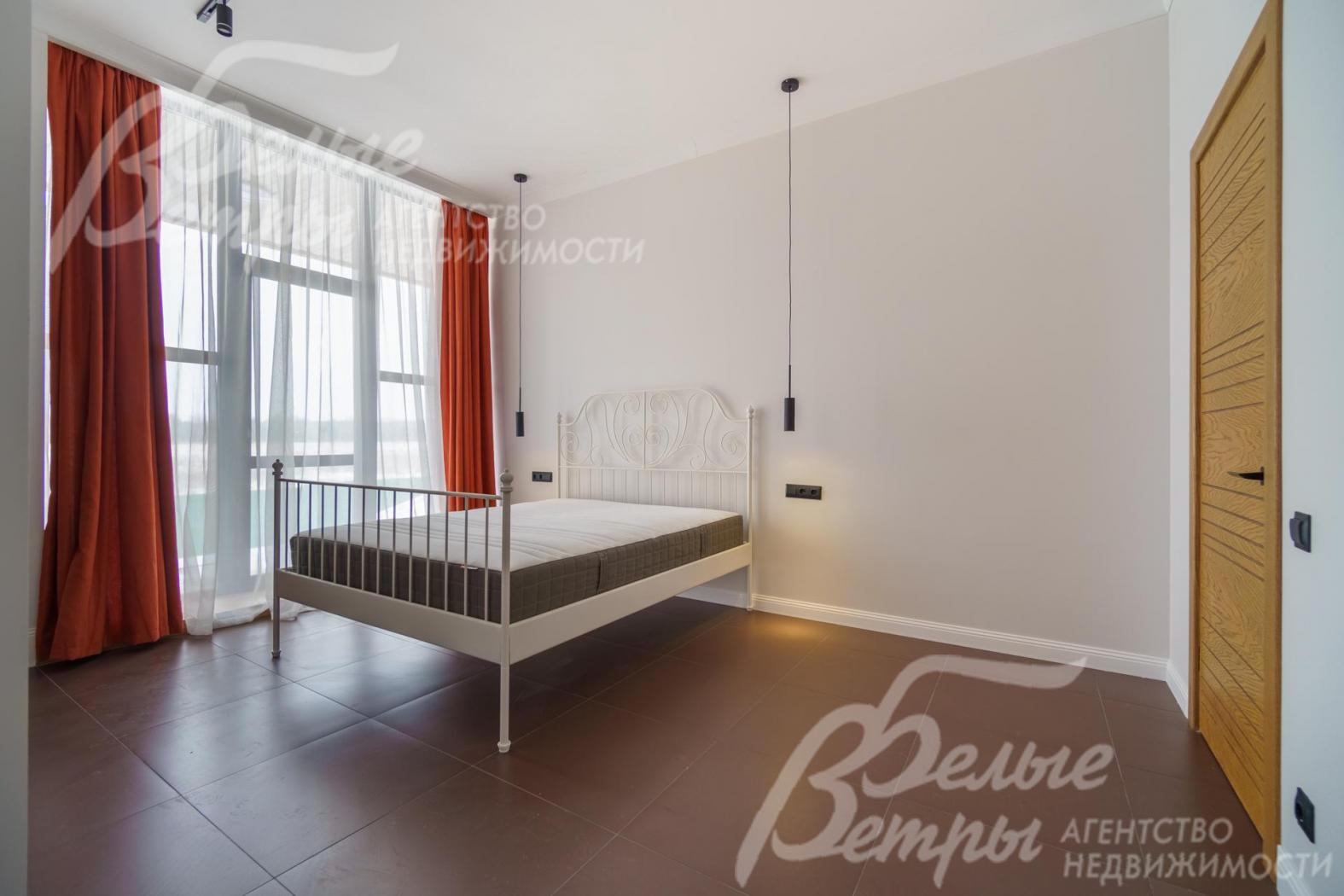 Спальня на 2-м этаже с кроватью и собственным санузлом.