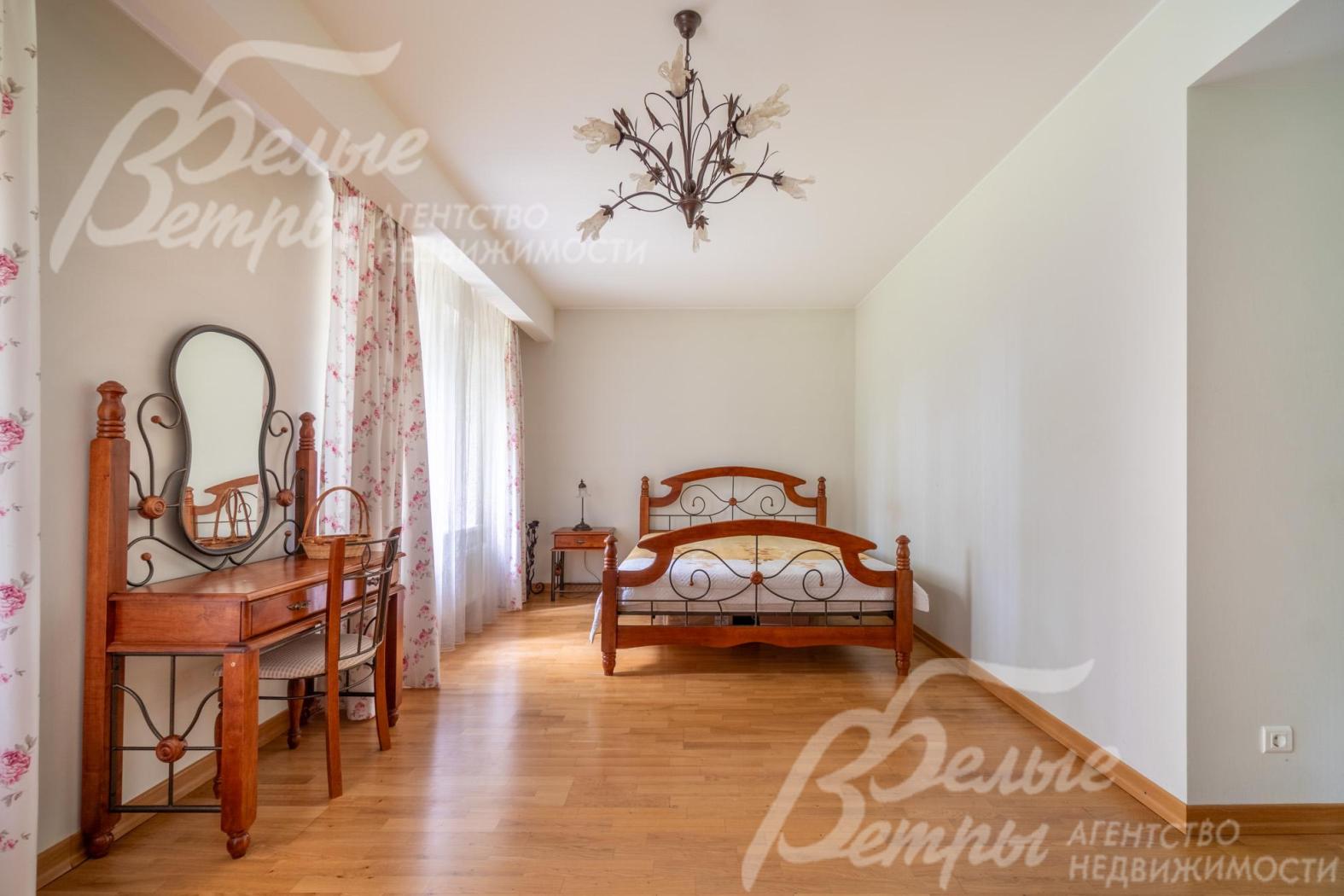 В спальнях - гарнитуры высокого качества с комодами, туалетными столиками и тумбами