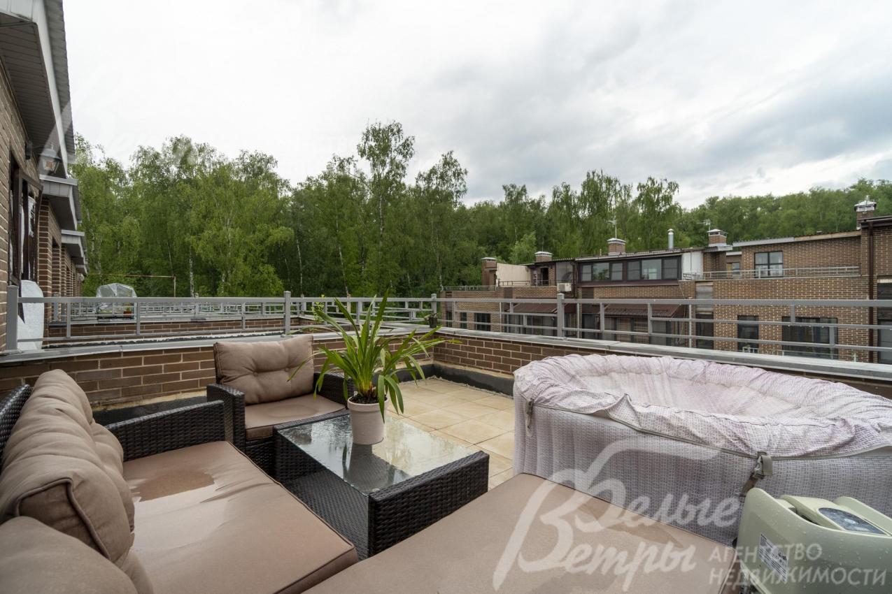 Зона отдыха с садовой мебелью на эксплуатируемой кровле. 